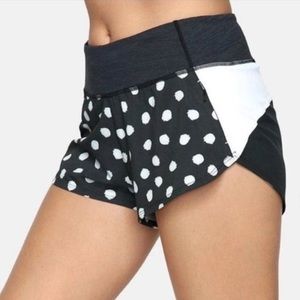Outdoor Voices 2.5” Hudson Shorts | polka dot